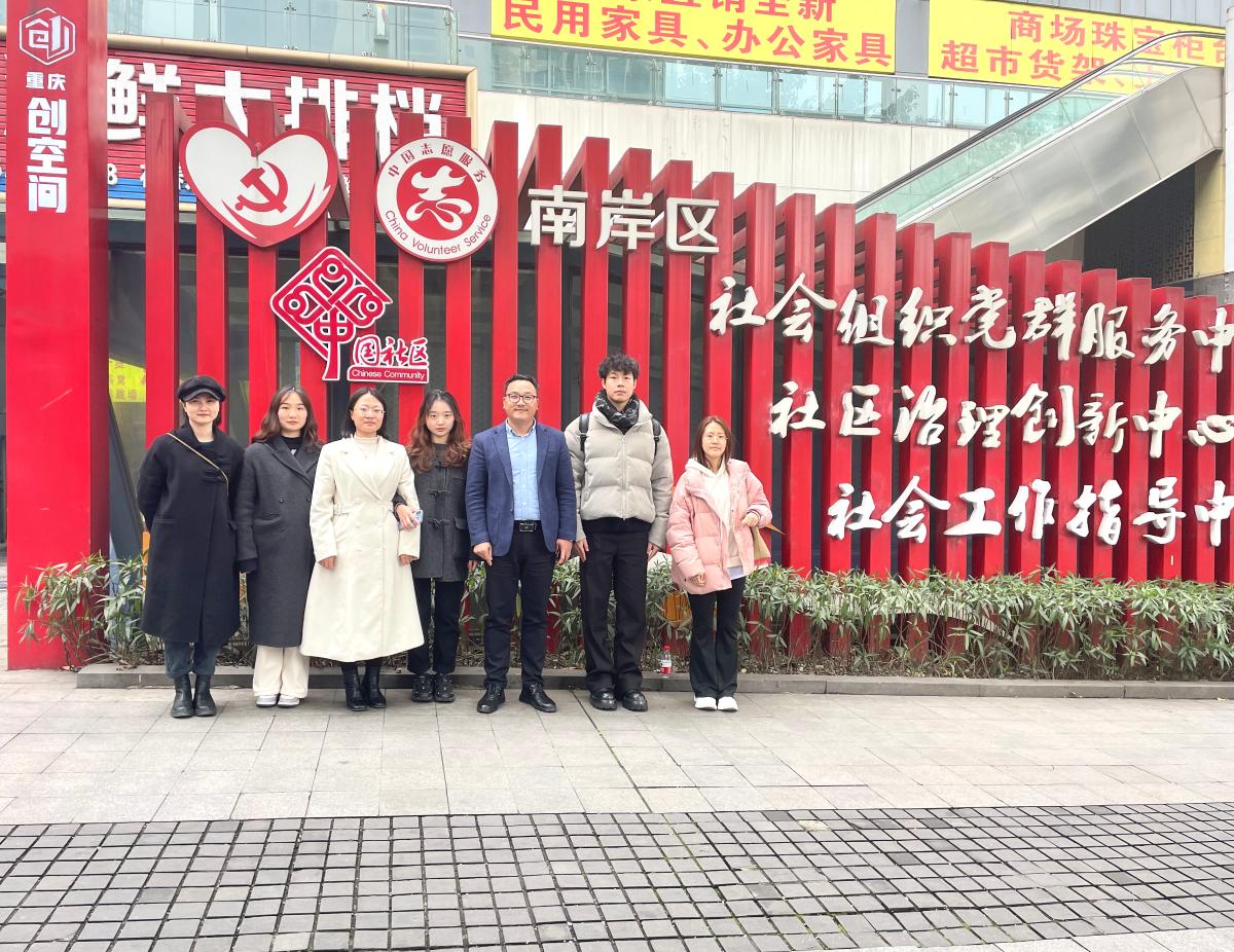 林经理一行与各机构社工合影.jpg