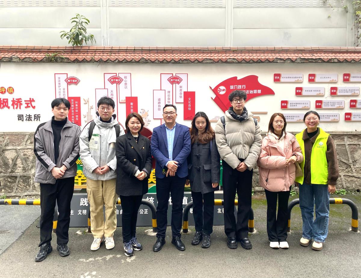 林经理与实习员工们合影.jpg