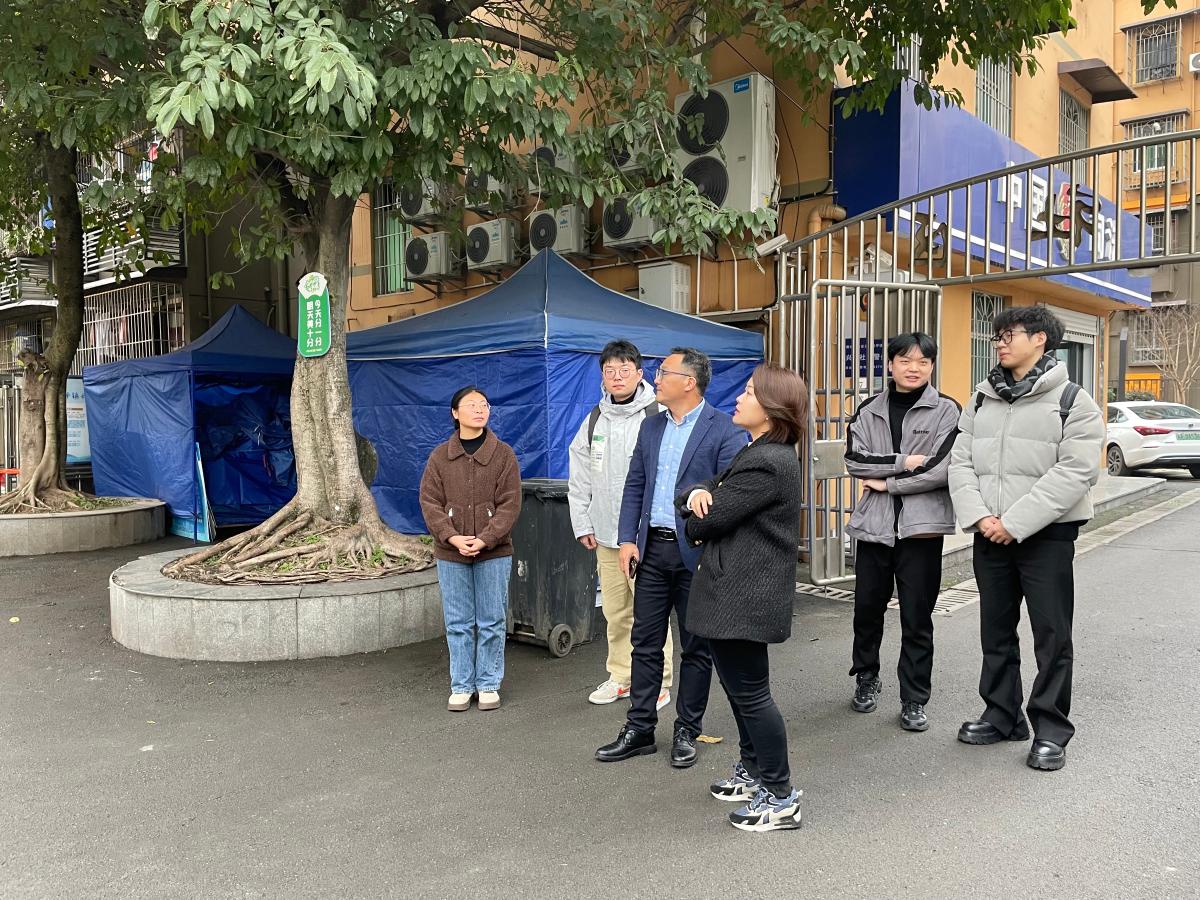 林移刚经理走访社区.jpg